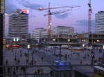 Belebter Alexanderplatz, abends.