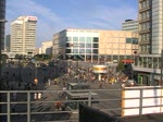 Eine Tatrabahn berquert den Alexanderplatz.