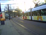 Ein Triebwagen der BSAG fhrt mit einem Mercedes O405 aus der Haltestelle Horn-Mhle (Bremen) aus.