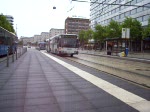 Mercedes O405GN Nr. 210 und Variobahn 607 befahren gemeinsam die Haltestelle  Roter Turm  in Chemnitz.