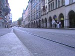 Hier hatte ich wirklich Angst um meine Kamera - die Straenbahn, die hier am Hauptbahhof einfhrt, schloss genau mit der Brgersteigkante ab. Aber es ist nochmal gutgegangen. 22.6.2008