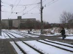 Vorsicht Straenbahn! Die Fugngerin merkt es noch rechtzeitig.