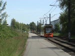 Rostock: In Marienehe verluft die Straenbahntrasse nach Evershagen / Lichtenhagen ca. 500m parallel zur Sbahnstrecke Rostock,Hbf - Warnemnde. Eine Parallelfahrt festzuhalten ist mir gelungen :)