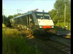 ES 64 F4 014 der MRCE bretterte am 19.7.10 mit einem Kesselwagenzug am Bahnbergang in Leipzig-Miltitz vorbei.