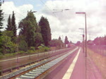 Zwei 111er ziehen bzw. schieben am 17. Juli 2010 eine Modus-Wagen Garnitur als RE 4610 nach Frankfurt am Main durch den Bahnhof Groauheim.
