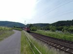 Deutschland, Rheinland-Pfalz, zwischen Winningen und Kobern-Gondorf. Die DB 140 837-6 und die DB 140-850-9 mit einem Kohlezug auf dem Weg von Koblenz nach Trier. Gefilmt vom Mosel Radweg aus am 31.05.2015 um 10:13.