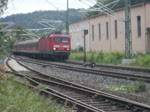 Am 5. Juni 2009 fhrt eine 143 mit einer N-Wagen Garnitur als RB aus Lichtenfels in Kronach ein.