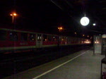 Eine 151 durchfhrt am 19. Dezember 2009 mit einem Gterzug Kronach.