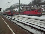 Eine RB von Lichtenfels nach Saalfeld verlsst am 18. Februar 2010 Kronach. Auf Gleis 5 steht noch eine RB nach Nrnberg.