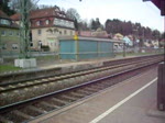 Die ozeanblau-beige 140 423-5 durchfhrt am 30. Mrz 2010 Kronach mit einem Kesselwagenzug.
