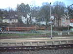 Whrend ein 612er als RE nach Saalfeld (Saale) auf Gleis 2 in Kronach einfhrt durchfhrt auf Gleis 3 ein ICE nach Mnchen am 8. April 2010 Kronach.