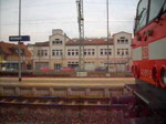 Whrend rechts auf Gleis 4 143 017-2 mit einer RB aus Neumarkt (Oberpfalz) steht durchfahren zwei 143er der MEG mit einem Zementzug am 8. April 2010 Kronach auf Gleis 2.