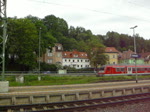 143 180 zieht am 3. Juni 2010 ihre RB 16857 nach Lichtenfels aus dem Kronacher Bahnhof.