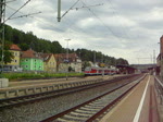 Eine N-Wagen Garnitur mit 143 verlsst am 9. Juni 2010 als Leerwagenberfhrung Kronach-Bamberg den Kronacher Bahnhof.