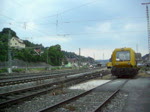 ES 64 U2 017 (182 517-3) der MRCE zieht am Abend des 30. Juni 2010 den AZ 13307 von Berlin nach Triest durch den Kronacher Bahnhof.