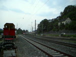Zwei 143er der MEG ziehen am 30. Juni 2010 ihren Zementzug durch Kronach.