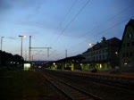 Eine 185 zieht am Abend des 21. Julis 2010 den LKW Walter durch Kronach in Richtung Lichtenfels.
