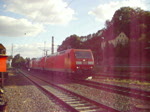 Zwei 185er ziehen am 25. Juli 2010 eine 152 und einen gemischten Gterzug durch Kronach.