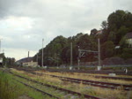 Eine BR 143 schiebt am 27. Juli 2010 ihren Leerzug aus dem Kronacher Bahnhof heraus.