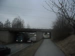 Die Logolose 185 fuhr mit einen Güterzug über die Brücke in haßlach b.