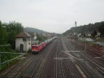 Ein VT 612 auf dem Weg nach Saalfeld beim berholen eines Zementzuges in Kronach.