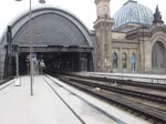 Am 13.10.2020 gegen 09:40 fuhr ein Güterzug bespannt mit 2 mal 193 xxx x von CAPTRAIN auf Gleis 3 durch Dresden Hbf in Richtung Tschechien.