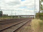 185 565-5 der HGK durchfhrt Eisenhttenstadt mit ein Ford-Autozug nach Guben.
