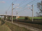 185 631-9 (HGK 2066) & 185 587-3 (HGK 2055) ziehen zusammen in Doppeltraktion einen Ford Autotransportzug zwischen Growudicke und Rathenow in Richtung Stendal.