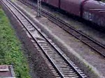145-CL 011 am 21.05.2009 beim verlassen des Seelzer Rbf.am Haken hatte sie noch die DE 674(leider etwas schwer zu erkennen)+einen Autozug.Gefilmt von der Fussgngerbrcke.