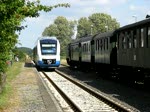 Triebzug der Ostseelandverkehr kreuzt den Sonderzug der Mecklenburgischen Eisenbahnfreunde im Haltepunkt Gro Brnz 12.09.2009