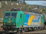 185 542-8 mit Kesselwagenzug in Richtung Sden durch Bad Hersfeld.