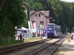 Es hat  gevlexxt  in Viechtach. 125 Jahre Länderbahn.Zu Gast war auch das neueste Mitglied der Länderbahnfamilie ein zweiteiliger Lint(622 418)der von jeden ausgiebigst beschnuppert werden konnte.Vlexx verbindet ab den Fahrplanwechsel im Dezember 2014 von Mainz aus alle grösseren Städte im Umland.Hier bei der Aussfahrt aus dem Bahnhof Viechtach.20.07.2014.