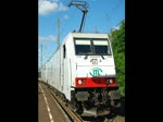 186 138 mit leeren Autotransportwagen und der 285 104-6 als Wagenlok muss in Eichenberg einen Signalhalt einlegen.