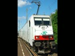 186 138 mit leeren Autotransportwagen und der 285 104-6 als Wagenlok muss in Eichenberg einen Signalhalt einlegen. Aufgenommen am 13.06.2010.