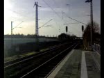 Ein Metronom fhrt an einem sonnigen Tag in Scheeel ein  