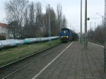 MWB-LOK V2304 mit GZ von Rostock-Bramow nach Poppendorf bei der Durchfahrt im S-Bahnhof Rostock Holbeinplatz(26.03.09)