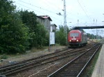 ER20(OHE270081)wird in Krze den Holzzug von Rostock-Bramow nach Stendal-Niedergrne im Bahnhof Rostock-Bramow bespannen.(03.09.09)