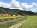 218 054 (Press) fuhr am 29.05.20 mit einem Bauzug durch Etzelbach Richtung Saalfeld.
Gruß zurück!