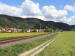 218 054 (Press) fuhr am 29.05.20 mit einem Bauzug durch Etzelbach Richtung Saalfeld.