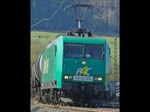 145-CL 005 legt sich mit ihrem Kesselwagenzug vor Altenbeken in die Kurve.
