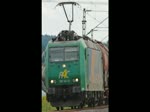 185 541-0 und 185 532-9 am Zugschluss (lief jedoch nur als Wagenlok) mit Kesselwagenzug in Fahrtrichtung Norden zwischen Mecklar und Friedlos.
