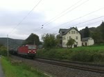 Lok 111 der RBH, ex DB 143 911-6, schleppt am 7. Oktober 2010 einen Kesselwagenzug bei Rathen in Richtung Dresden.