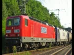 RBH 108 (143 916-5) mit RBH 106 (143 286-3) und einem Kesselwagenzug in Richtung Osten.