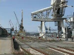 MEG 73 (ex V60) bringt einen Zementzug zum Hansakai (Hafenbecken B, Liegeplatz 31-36) im Überseehafen Rostock. Sie hat ihn vorher vom Güterbf Dierkow abgeholt. 18.06.09
(Videolänge: 3:55 min)
