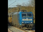 185 514-7 mit Autotransportwagen auf der Fahrt in Richtung Sden durch Ludwigsau-Friedlos.