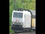 185 538-6 in Richtung Norden in der Ausfahrt aus Eichenberg. Leider bekommt dieser Zug eine Zwangsbremsung. Aufgenommen am 16.05.2010.