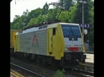 189 996 (ES 64 F4-096) mit TX Logistik Logo auf der Seite. Hier mit Aufliegerzug in Richtung Norden durch Eichenberg. Aufgenommen am 21.07.2010.
