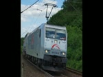 185 538-6 legt sich mit ihrem Aufliegerzug zwischen Friedland(HAN) und Eichenberg in Fahrtrichtung Sden in die Kurve. Aufgenommen am 18.07.2010.