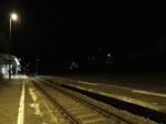 232 356-6 und 155 110-0 (WFL) mit einem vollen Holzzug am späten Abend des 22.3.2021 bei der Durchfahrt durch den Oberen Bahnhof in Pößneck.