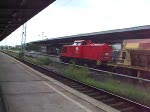 202 822 und Lok 3 der WFL ziehen am 11.07.09 einen Schotterzug aus dem Bahnhof Berlin Schnefeld Flughafen.
